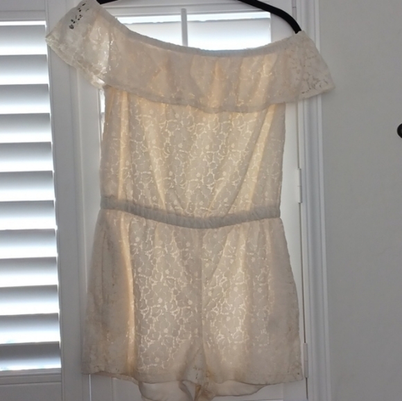 BONGO LACE RUFFLED ON or OFF THE SHOULDER GORGEOUS LINED ROMPER SZ M - Picture 2 of 12